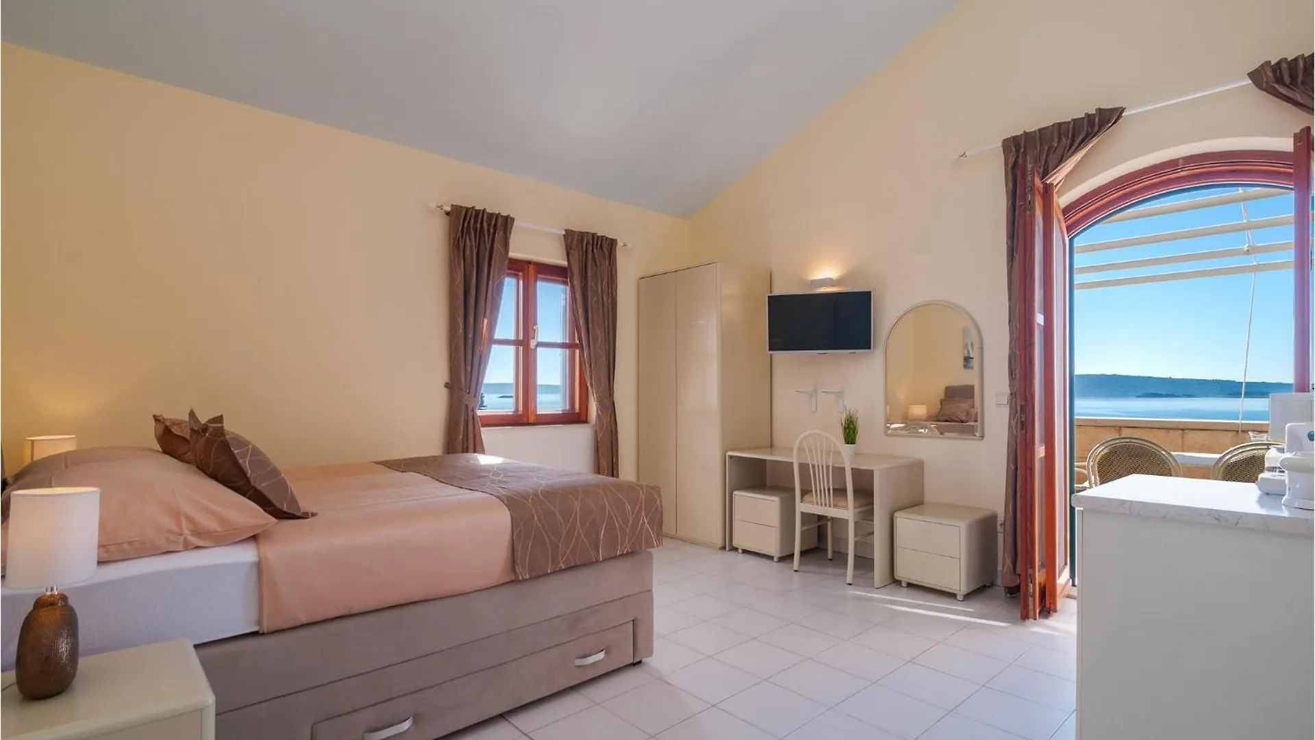 Beautiful Apartment In Okrug Donji With Wifi Округ-Доньи